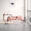 Minimalistiskt vardagsrum med en rosa soffa, små bord och modern konst på väggen. Ett stort fönster släpper in naturligt ljus, som påminner om Hagas mysiga charm. Tillbehören inkluderar en matta, en tidningshållare och modern belysning – ett perfekt utrymme för att visa din favoritsouvenir från Göteborg.
