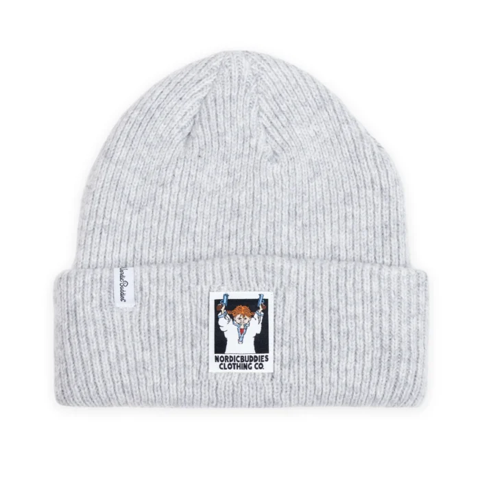 Pippi balanserar Mössa Vuxen - Gul är en senapsgul stickad mössa med en liten lapp med älgdesign och "NORSEBOUNDIES CLOTHING CO." text. En diskret tygetikett nära kanten ger en subtil stil till denna stilfulla del.