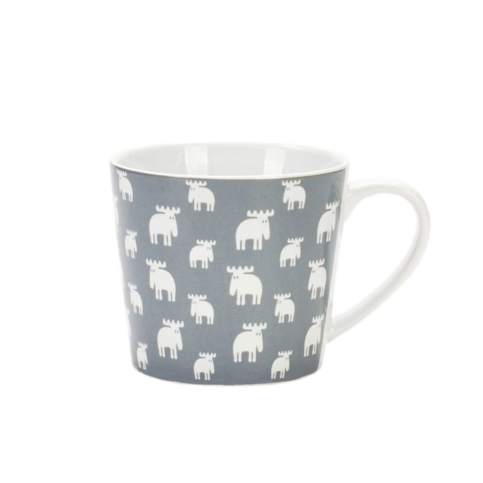 En grå keramisk mugg med ett mönster av vita älgsilhuetter. Muggen har ett böjt handtag och en slät yta.