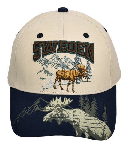 En röd canvaskeps med texten ”SWEDEN” broderad ovanför en älg- och bergsmotiv på framsidan, med en större älg tillsammans med träd och berg tryckta på brättet.