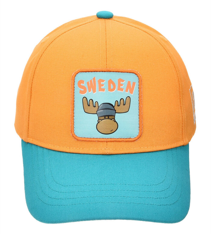 En röd canvaskeps med en tecknad älg i keps och ordet "SWEDEN" på en lapp på framsidan.
