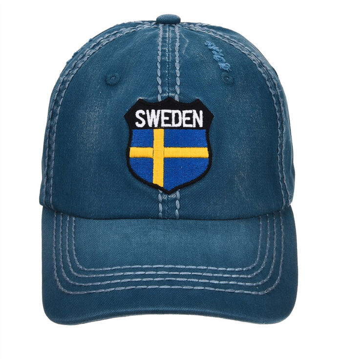 En röd kanvasmössa har ett älgmärke och ordet "Sweden" ovanför på framsidan.