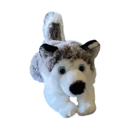 Gosedjuret "Husky, liggande 25cm" har vit och grå päls, blå ögon, en svart nos och svartspetsiga öron i en lekfull hukande pose mot en vit bakgrund.