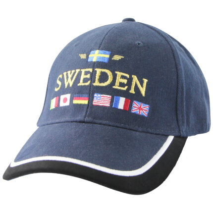 En marinblå kanvaskeps med motivet Red Moose med den gula texten "SWEDEN", en svensk flagga ovanför och broderade flaggor från Italien, Japan, Tyskland, USA, Frankrike och Storbritannien på framsidan.