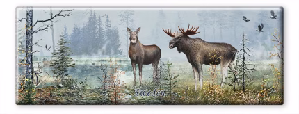 Två älgar står nära en dimmig skogsdamm i Sverige, omgivna av träd och buskar. Fåglar flyger på himlen ovanför den fridfulla, naturliga scenen.