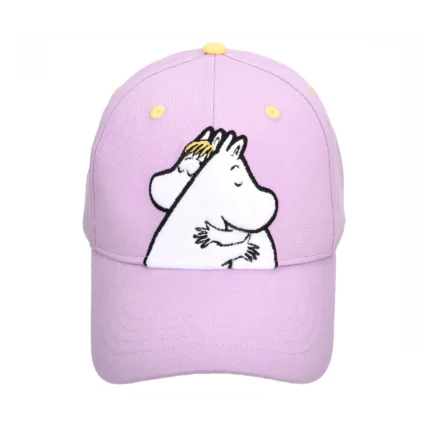 En röd kanvaskeps kallad "Red Moose Canvas Cap", med gula accenter på knappen och ventilationshålen.