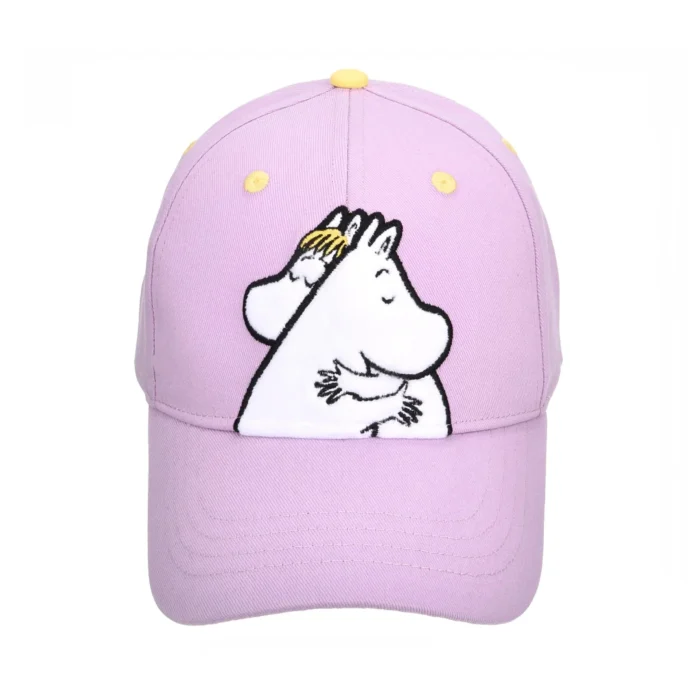En röd kanvaskeps kallad "Red Moose Canvas Cap", med gula accenter på knappen och ventilationshålen.