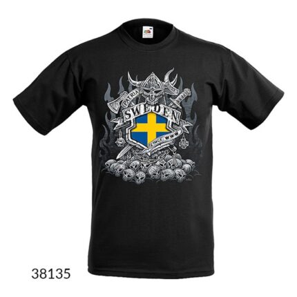T-shirten Viking World Tour är svart och har en detaljerad grafik med den svenska flaggan i mitten, omgiven av svärd, yxor och vikingamotiv. "SWEDEN" står tryckt ovanför och 38135 visas i det nedre vänstra hörnet.