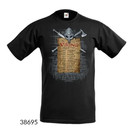 T-shirt Viking World Tour: Svart t-shirt med vikingahjälm, korslagda yxor, en rullning med länder och årtal, med titeln "The Viking World Tour" och nummer 38695 i det nedre vänstra hörnet.