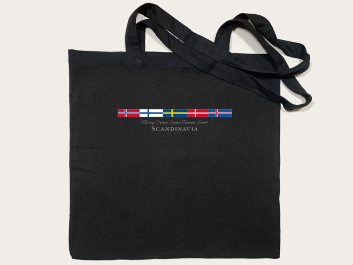 En svart tygkasse med flaggorna från Danmark, Finland, Sverige, Island och Norge i rad. Nedanför flaggorna är tryckt "SCANDINAVIA" och ländernas namn med mindre text. Produkt: Husky, liggande 25 cm.