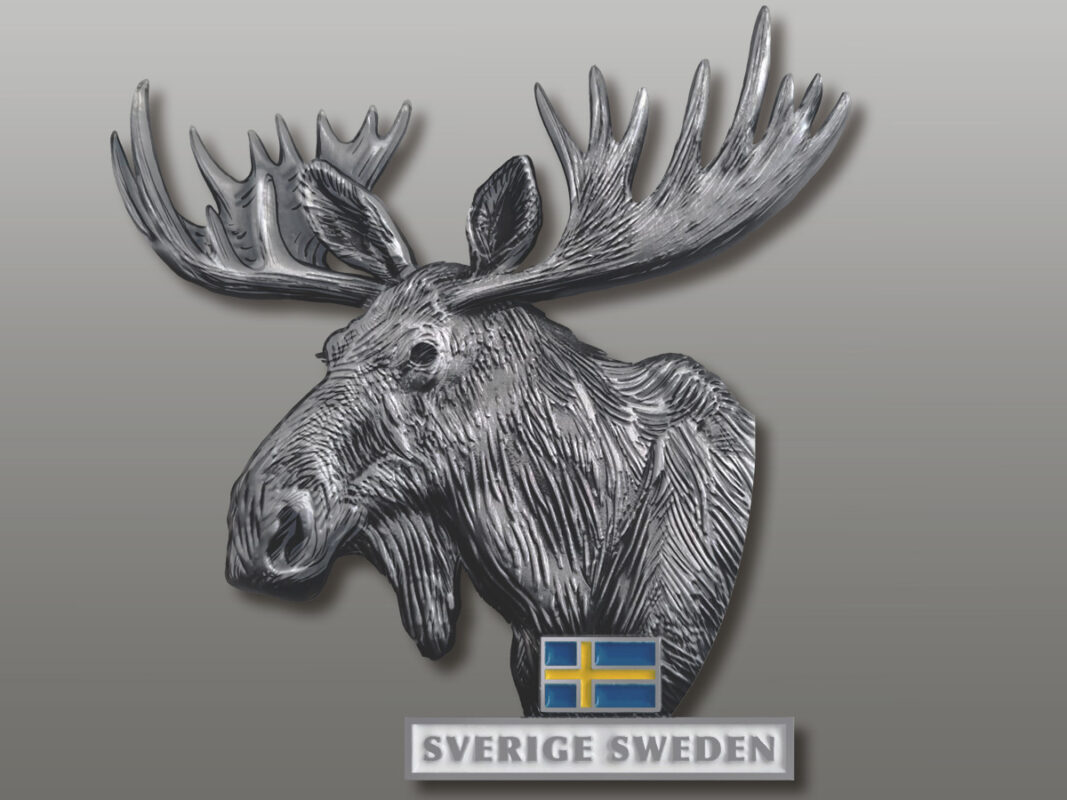 Illustration av en liggande husky i detaljerad, skissliknande stil, med en liten svensk flagga och texten "SVERIGE SWEDEN" under den på en grå tonad bakgrund.
