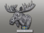 Illustration av en liggande husky i detaljerad, skissliknande stil, med en liten svensk flagga och texten "SVERIGE SWEDEN" under den på en grå tonad bakgrund.