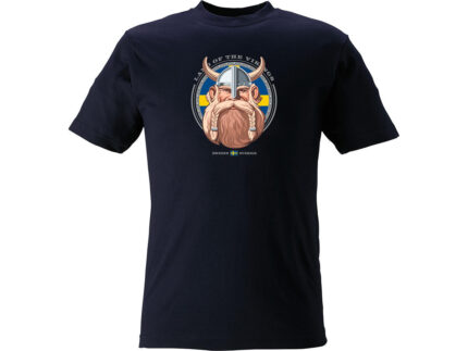 Älg är en svart t-shirt med en vikingaillustration – hjälm, långt rött skägg – på en blå och gul bakgrund, med texten "Årets vikingar" och "Sverige starkt".