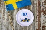 Glasunderlägg 11cm rund med kant Fika retro blågul