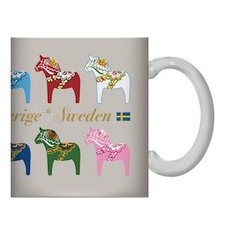 Mugg färgade Dalahästar