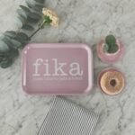 Bricka make time FIKA rosa / vit