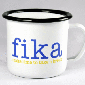 Emaljmugg, Make time Fika, vit med blå/gul text