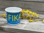 FIKA Emaillebecher in blau mit dem Text enjoy the moment