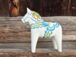 Dalahäst Sverigehästen – handgjord svensk souvenir