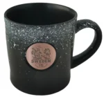 Svart Mugg Sverige med metall märke